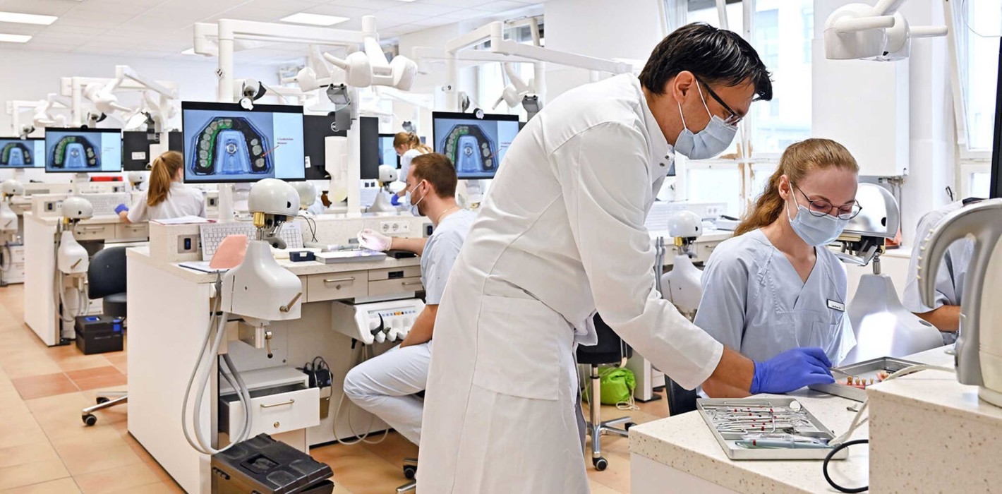 Neue Simulationsarbeitsplätze für Jenaer Zahnmedizinstudierende
