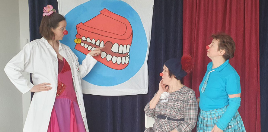 Zähneputzen ist cool: Neue Zahnputzshow für geflüchtete Kinder