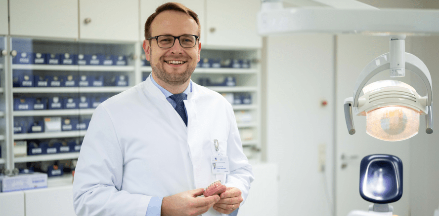 Prof. Christian Kirschneck leitet die Kieferorthopädie am UKB
