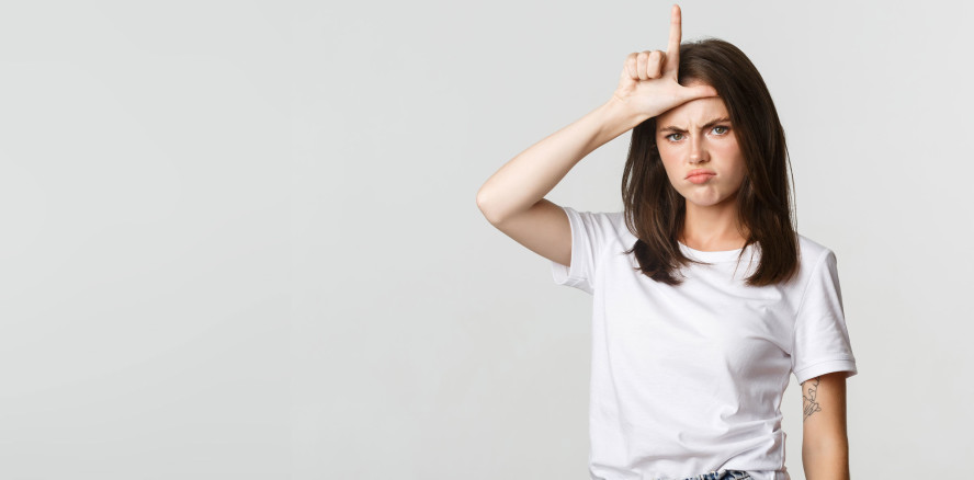 Darf eine Patientin einen Zahnarzt als „minderbemittelt“ bezeichnen?