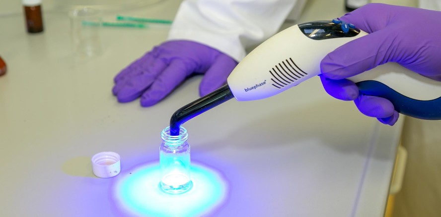 TU Graz: Photoinitiatoren für Zahnfüllungen, Prothesen und Co.