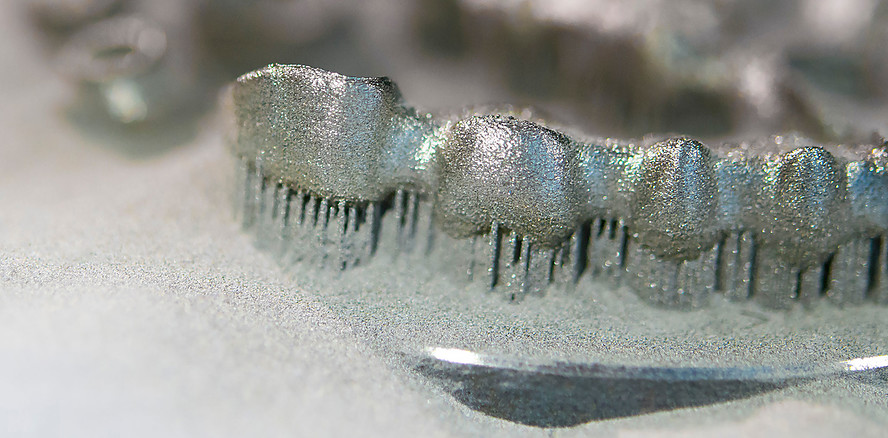 Präzise Aufbereitung mit ­Siebmaschine: Metallpulver effizient wiederverwenden