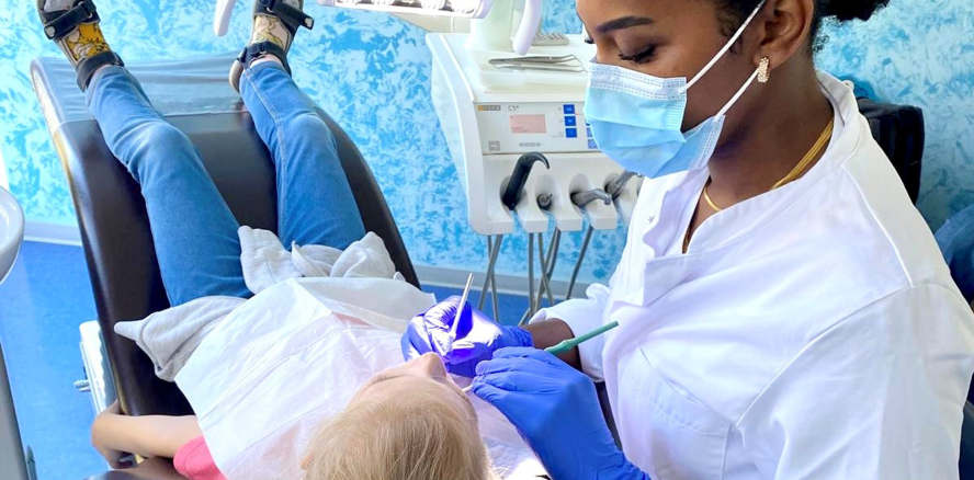 Behandlung von Zahnzwischen­raumkaries mit Silberdiaminfluorid