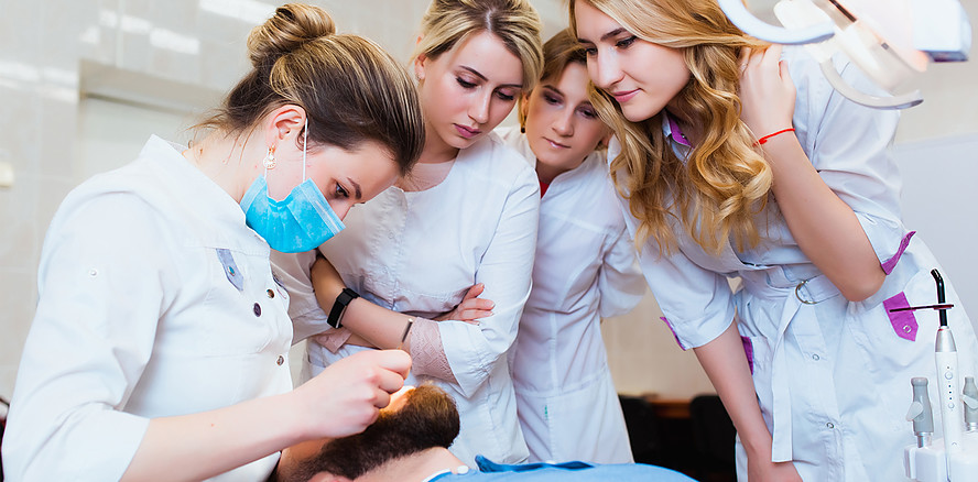 Quereinstieg in die Zahnarztpraxis: Intensivkurs des ZBV Schwaben gegen Fachkräftemangel