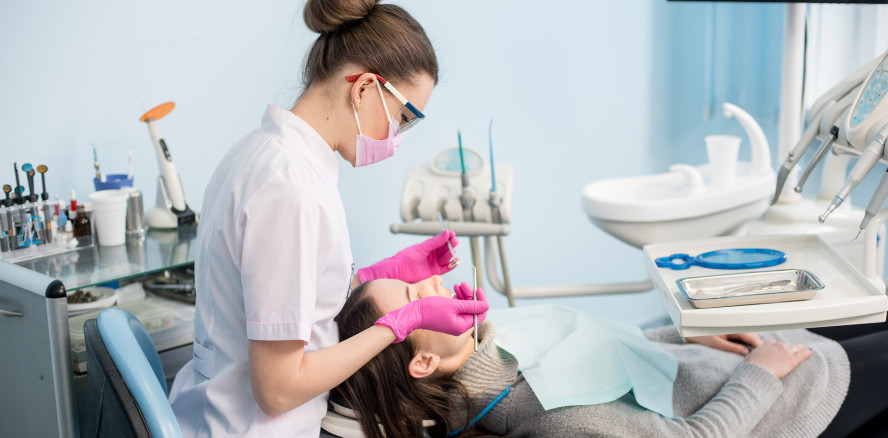 Zahnreinigung –  Neue Methoden zur Reduzierung von Aerosolen