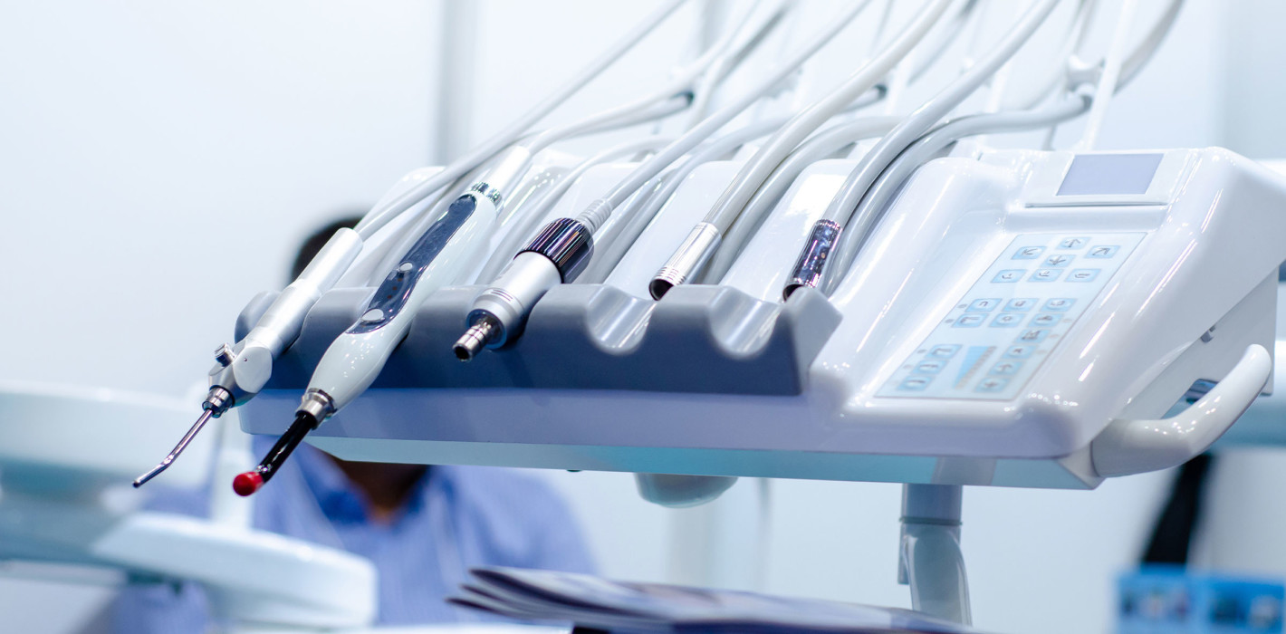 Oralchirurgie: Studie enthüllt Risiken durch Spritzkontamination