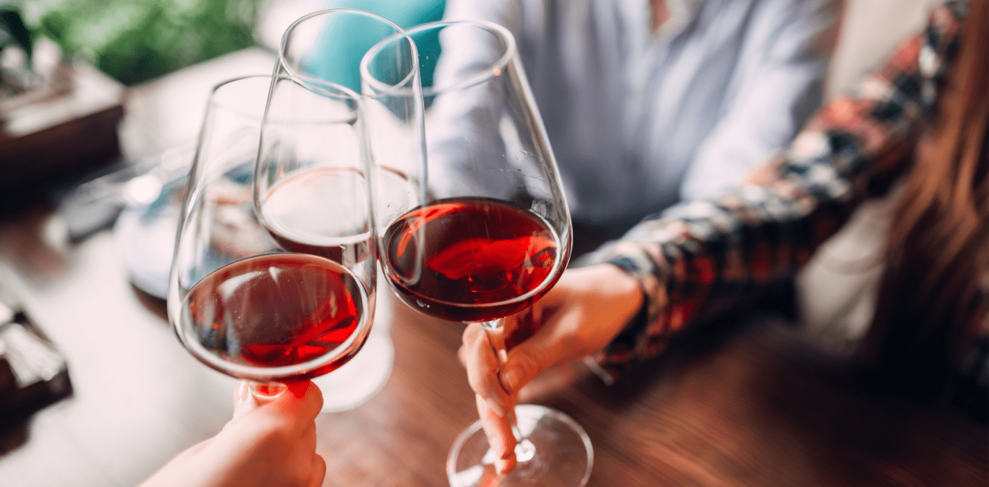 Kann Rotwein das COVID-19-Risiko verringern?