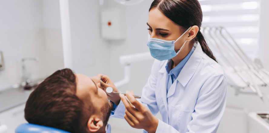 Versicherung: Zahnkosmetik liegt bei Jüngeren im Trend