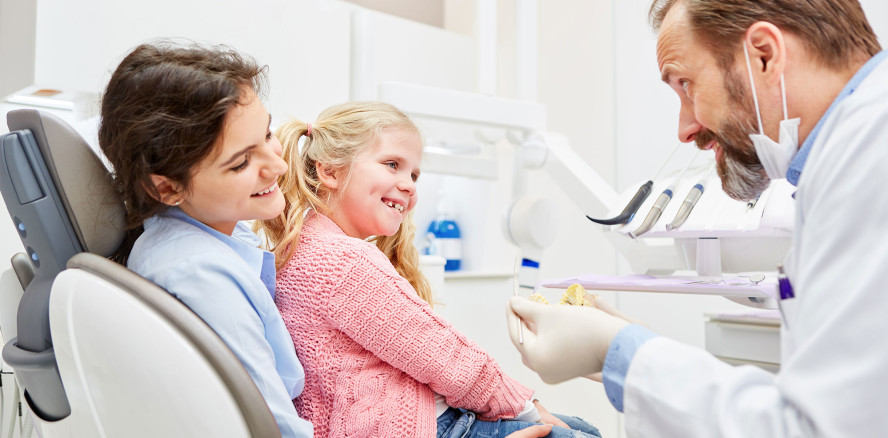 Schlechte Zahnhygiene bei Müttern erhöht Risiko frühkindlicher Karies