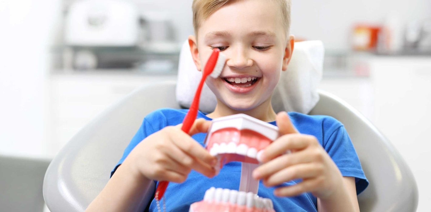 Schulkinder erhalten Tipps und Tricks fürs Zähneputzen