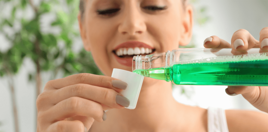 Zahnpflege: Wer sollte eine Mundspülung benutzen?