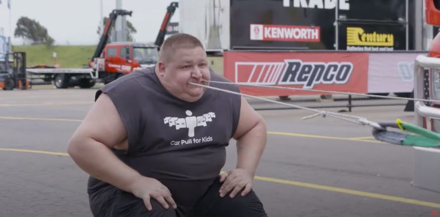 Strongman zieht 25 Tonnen Truck mit den Zähnen