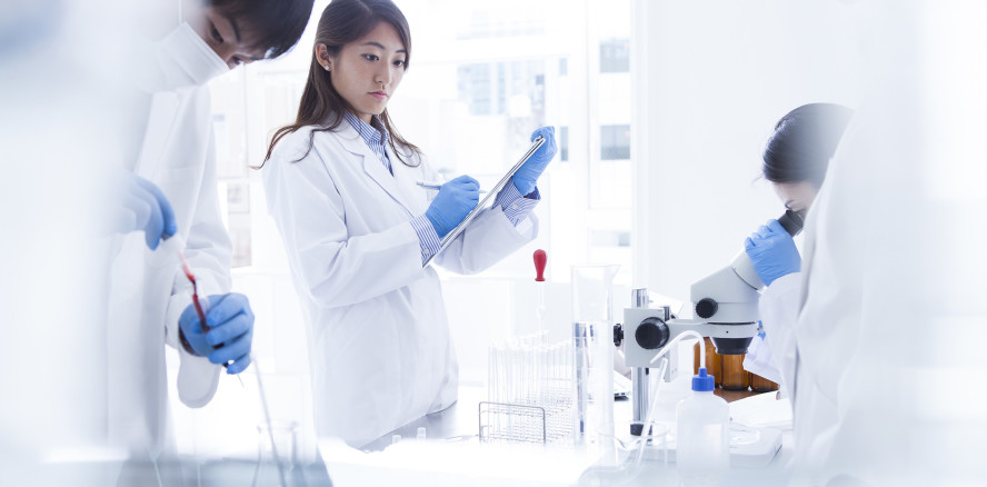 Vergleich von Anwendungen zur Linderung der Mundtrockenheit