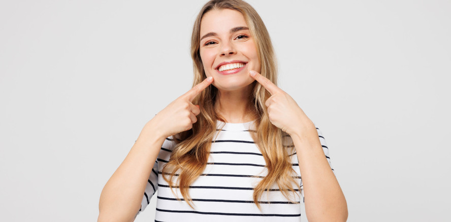 Nicht nur strahlend weiß: Für junge Erwachsene ist gleichmäßige Zahnfarbe entscheidend