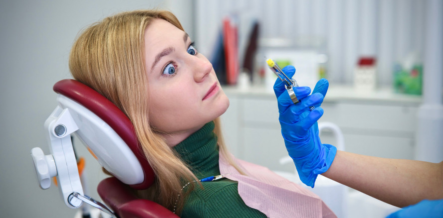 Teenager unter Stress: Angst vor Spritzen beim Zahnarzt