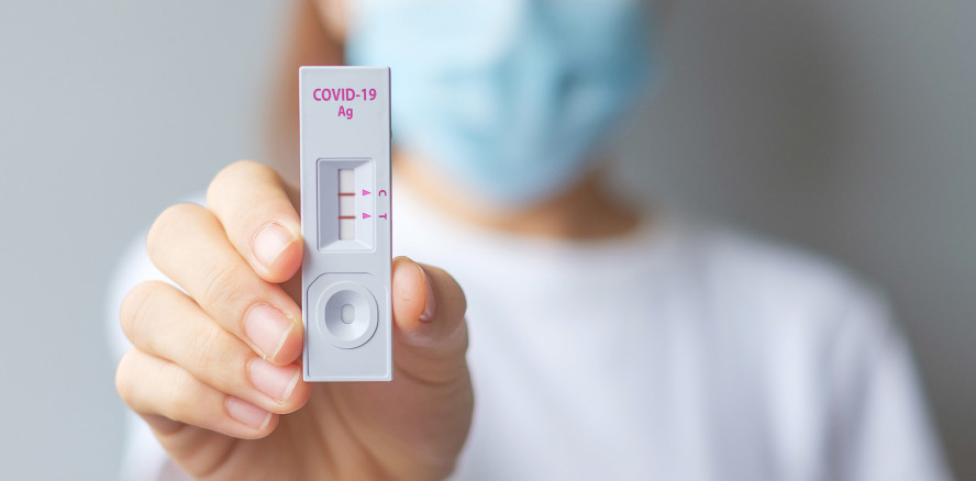 Testverordnung: Testzahlen fast halbiert, Positivrate immer höher