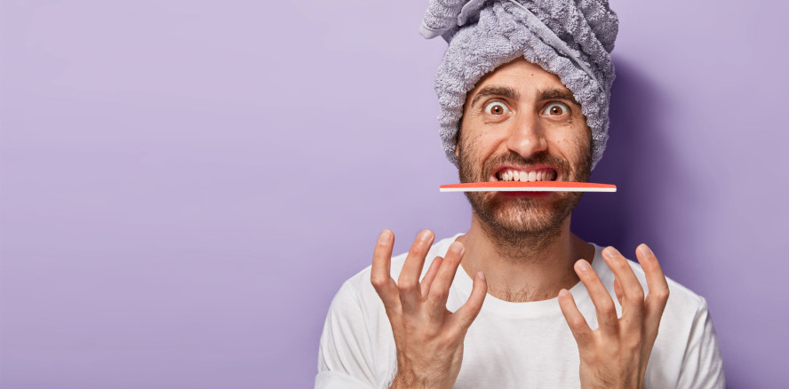 Rispel-raspel: TikTok User ruinieren sich Zähne mit Nagelfeile