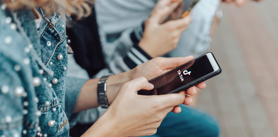 TikTok-Nutzer sind weiblich, jung und haben Karriereambitionen