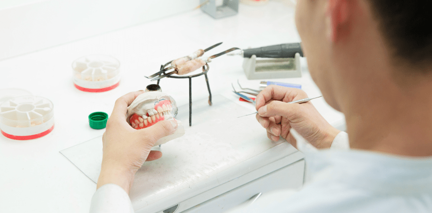 Umfrage zur Gehalts- und Arbeitssituation bei Zahntechnikern