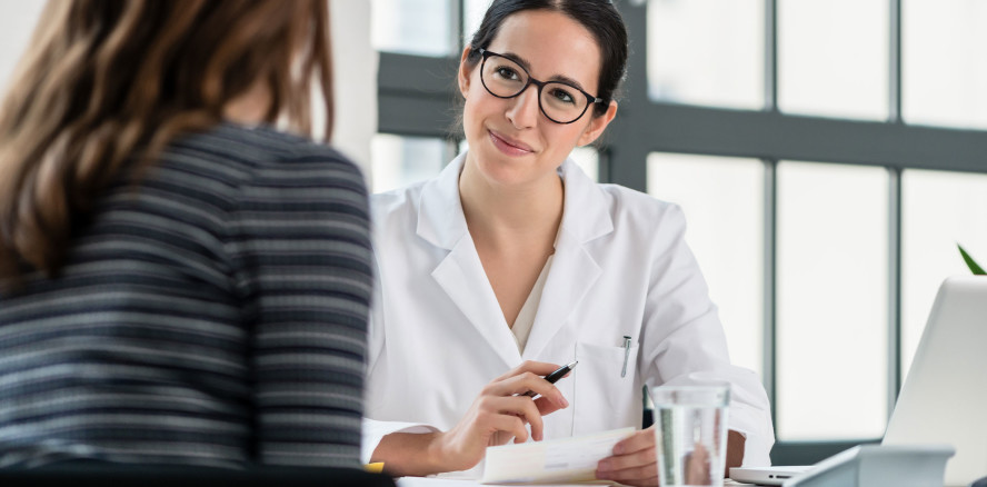 Im Gesundheitswesen blieben 2024 über 46.000 Stellen unbesetzt