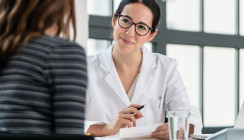 Im Gesundheitswesen blieben 2024 über 46.000 Stellen unbesetzt