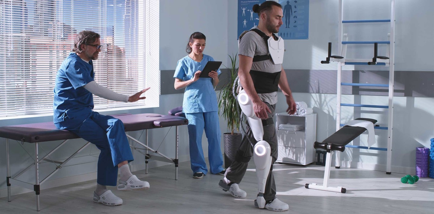 Wo Chirurgen im Stehen am OP-Tisch sitzen