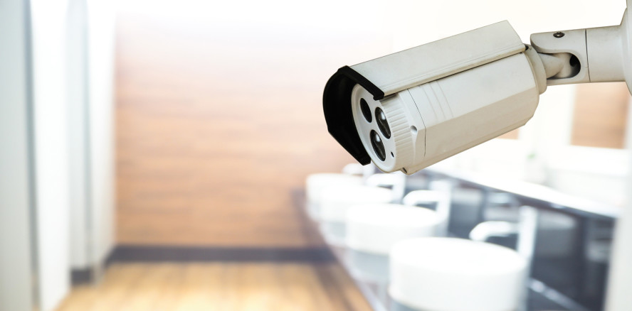 Zahnarzt filmt Mitarbeiter auf Toilette – und kommt damit durch