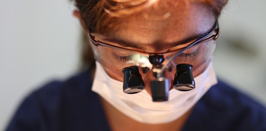 Studie zeigt: Viele Zahnärzte tragen ihre Lupenbrillen falsch