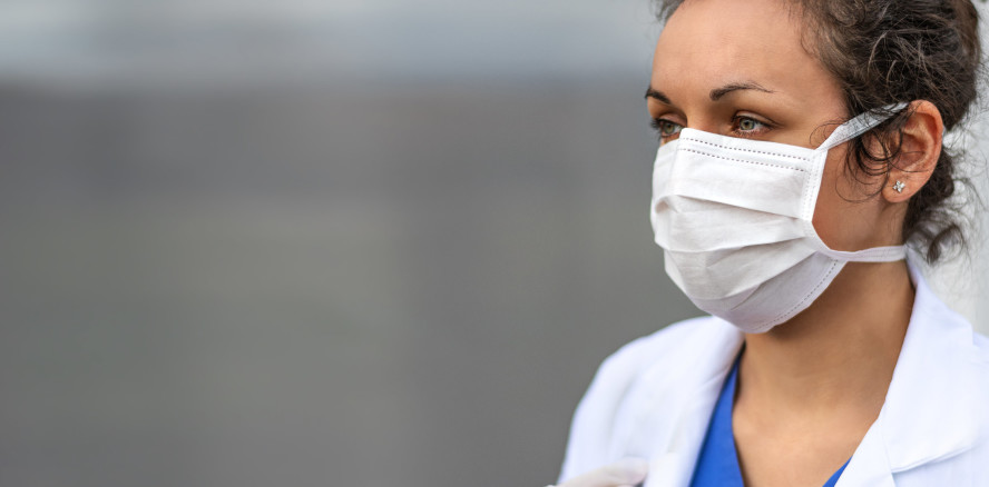 Mitarbeiterin infiziert Patienten mit Coronavirus: Wer haftet?