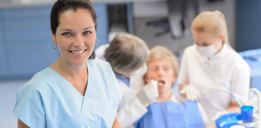Angestellte bei Zahnärzten: 38-Stundenwoche und höhere Gehälter