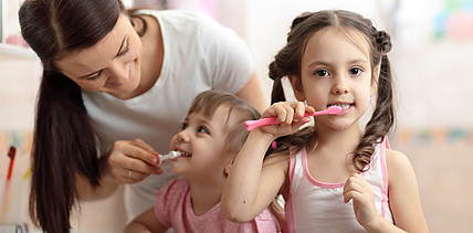 Dem Kind die Zähne putzen: So machen Eltern es richtig
