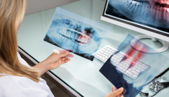 Zahnärzte helfen Orthopäden bei künstlichen Gelenken