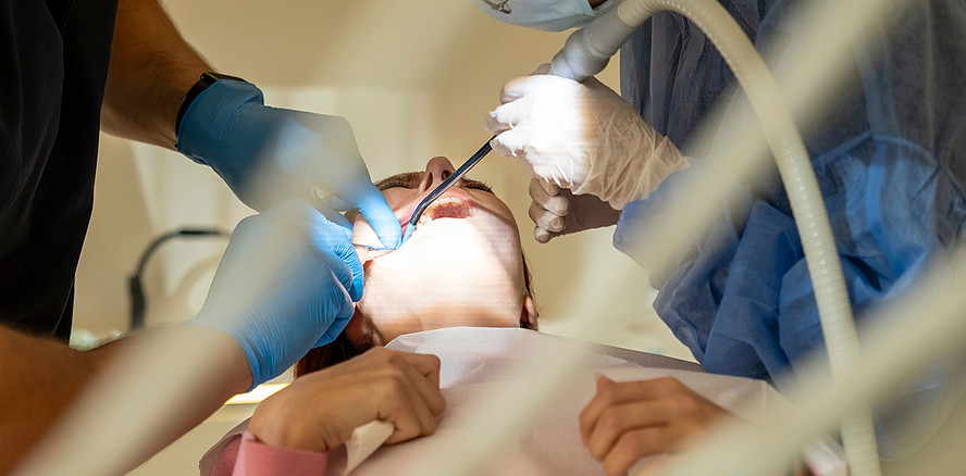 44 Patienten betroffen: Zahnarzt soll gesunde Zähne entfernt und falsch abgerechnet haben