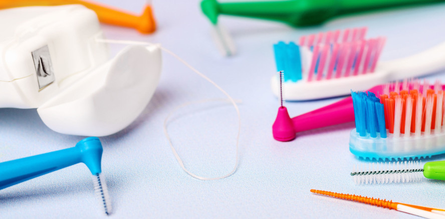 Zahnseide vs. Interdentalbürsten? Was sagt die Forschung?
