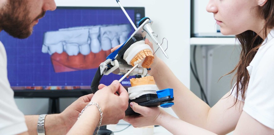 Ausbildung zum Zahntechniker: Noch viele freie Plätze im Handwerk