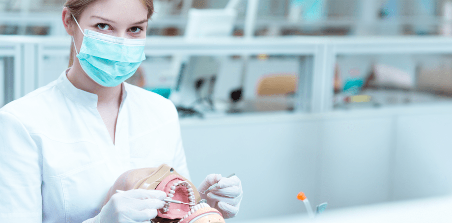 Mehr als zwei Drittel der Absolven­ten in der Zahnmedizin sind Frauen