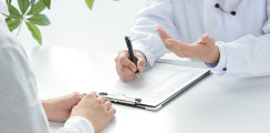 Urteil: Mediziner müssen Kollegen regulär behandeln