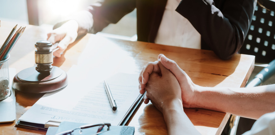 Ungerechtfertigt: Zahnarzt entlässt hilfsbereite Assistentin