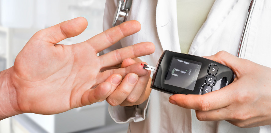 Blutzuckerkontrolle reduziert Parodontitis bei Diabetikern