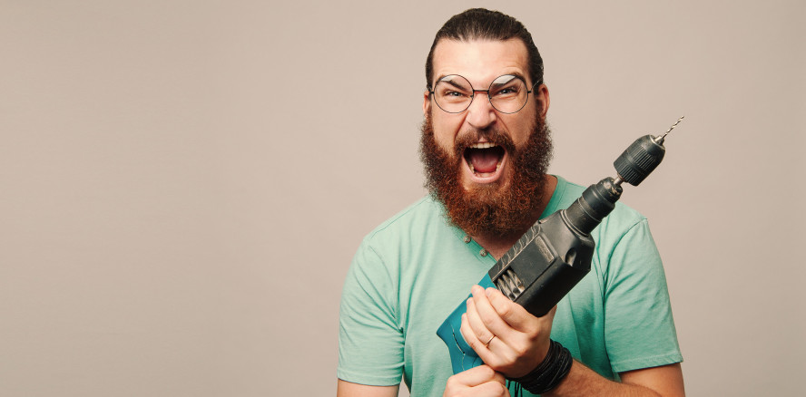 Autsch! Aus Geldnot Weisheitszahn mit Bohrmaschine malträtiert