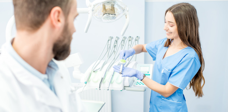 Klischee erfüllt: Schweizer Dentalassistenten sind weiblich
