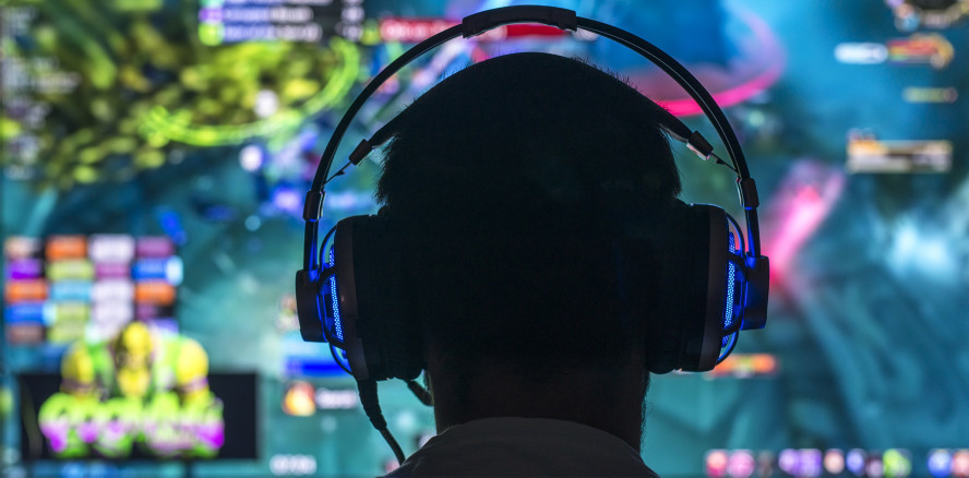 Wer viel am Computer hängt, riskiert seine Zähne