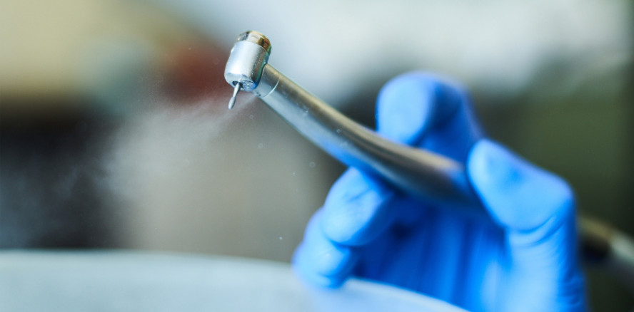 SARS-CoV-2: Weniger Aerosole durch langsamere Bohrer