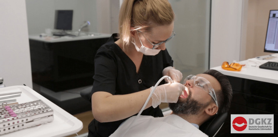 Exklusiv für DGKZ-Mitglieder: Patientenvideo zu PZR und Bleaching