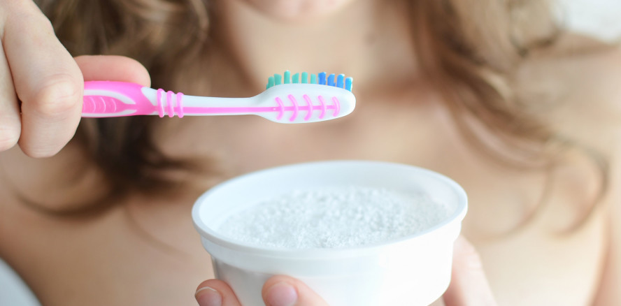 Riskant: DIY-Zahnbleaching feiert auf TikTok sein Comeback