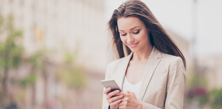 Smartphone hoch statt Kopf runter: Tipps gegen den Handy-Nacken