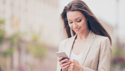 Smartphone hoch statt Kopf runter: Tipps gegen den Handy-Nacken