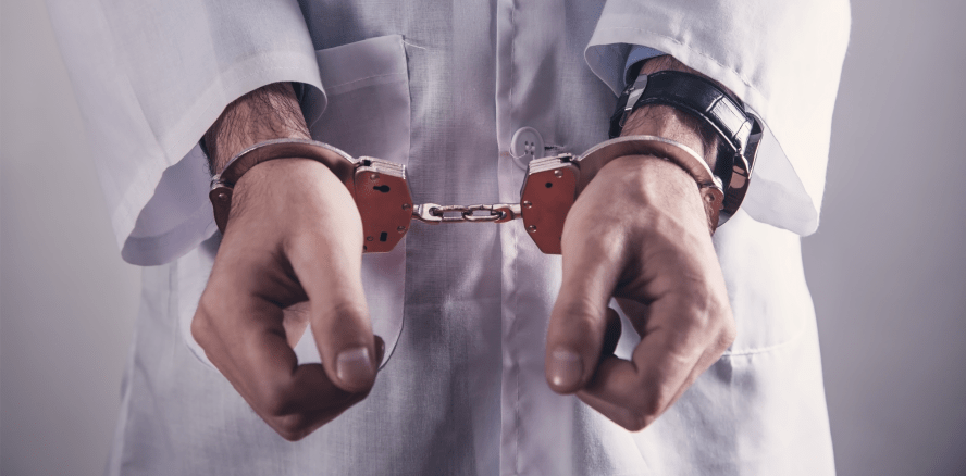 Polizei nimmt Zahnarzt während Behandlung fest