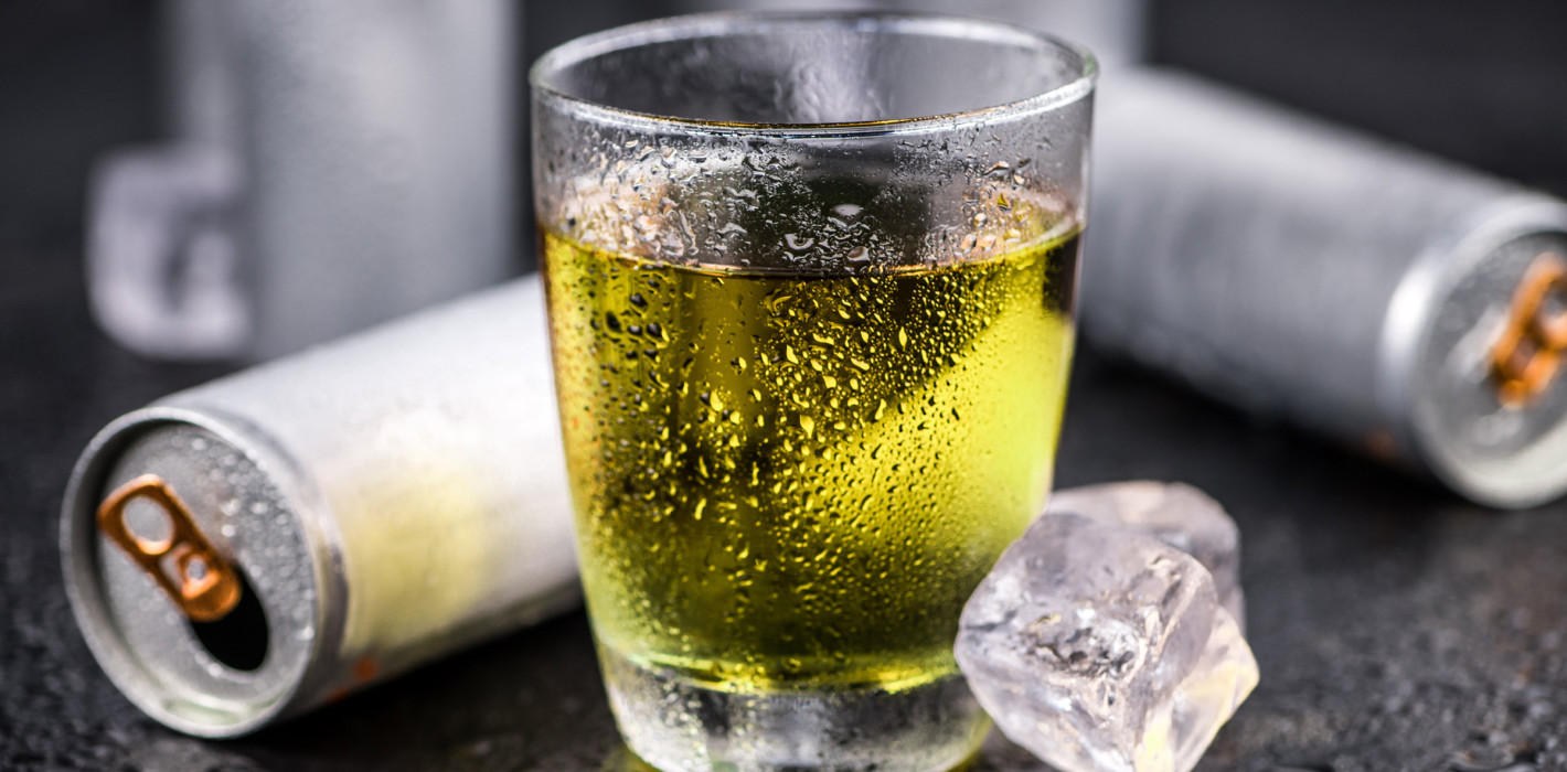 Zahnschmelzerosion: Energydrinks besonders aggressiv