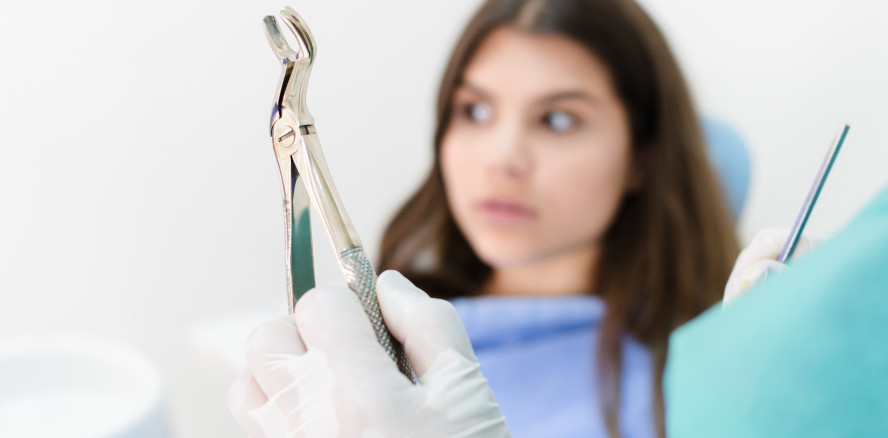 Zahnärztin verurteilt: Statt Milchzahn bleibenden Zahn gezogen